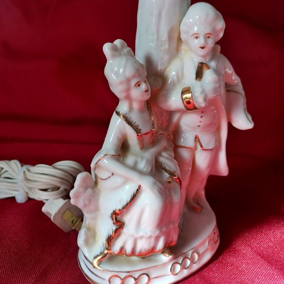 Working Vintage Courting Couple Boudoir Lamp. White / Gold Trim. Made in Japan. - Picture 4 of 11
